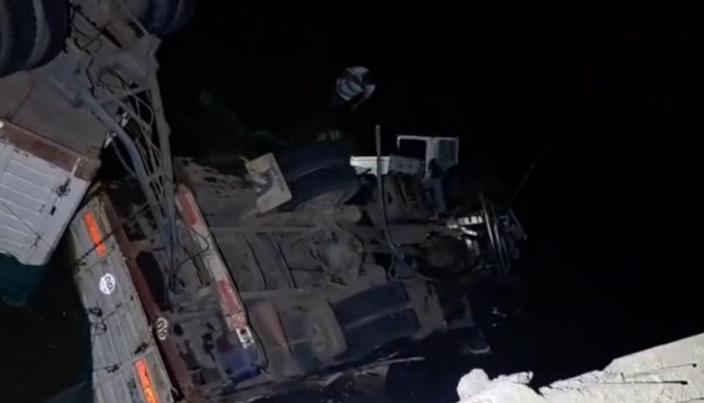 Un camión cayó desde un puente al río y falleció su conductor