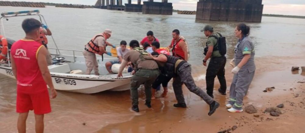 Rescataron a un adolescente que cayó del puente Chaco-Corrientes