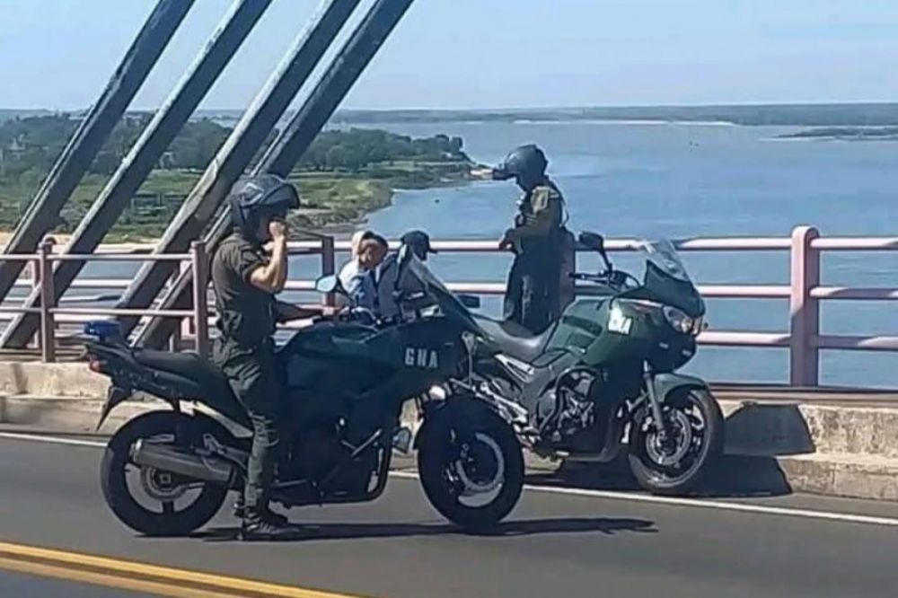 Rescatan a una persona que intentó arroparse del puente Chaco-Corrientes