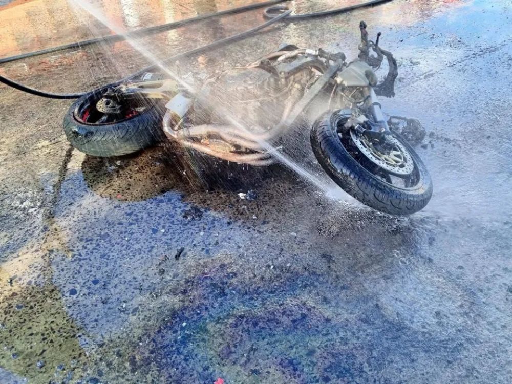 Un motociclista falleció tras un choque e incendio