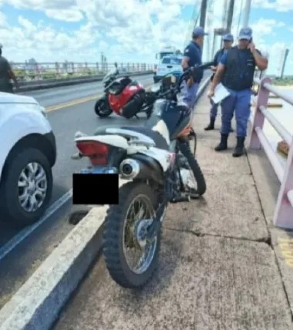 Motociclista se habría arrojado al Paraná