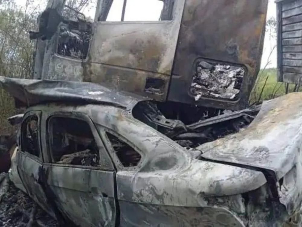 Dos muertos: automóvil explotó tras chocar contra un camión