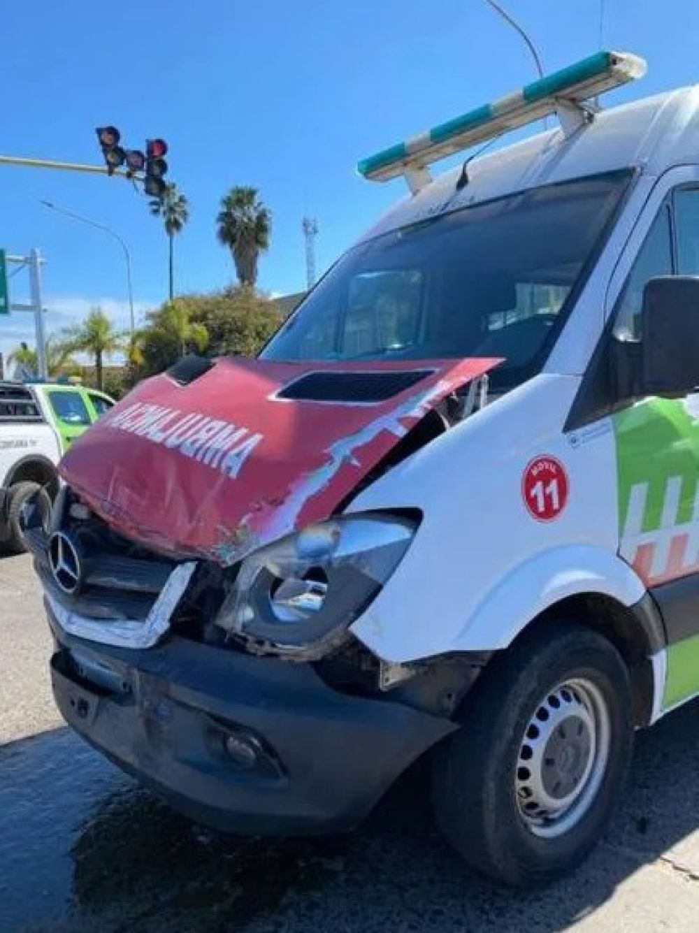 Chocaron una ambulancia y un patrullero