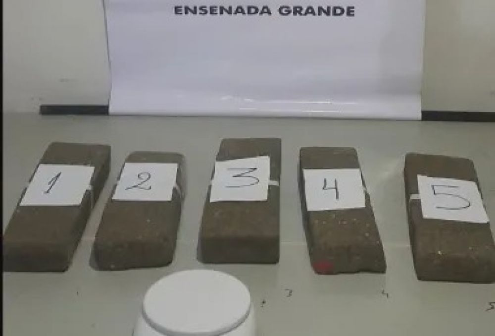 Motociclistas huían de la policía y descartaron droga