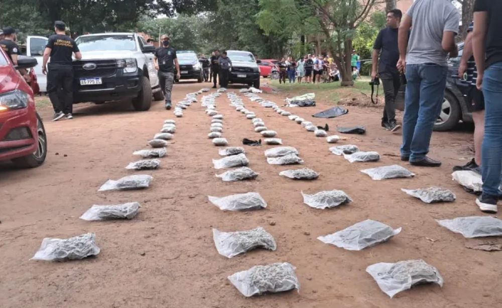 Detuvieron a dos autos repletos de droga