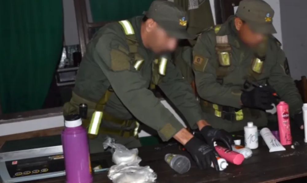 Corrientes: intentaba transportar droga en champú y termos