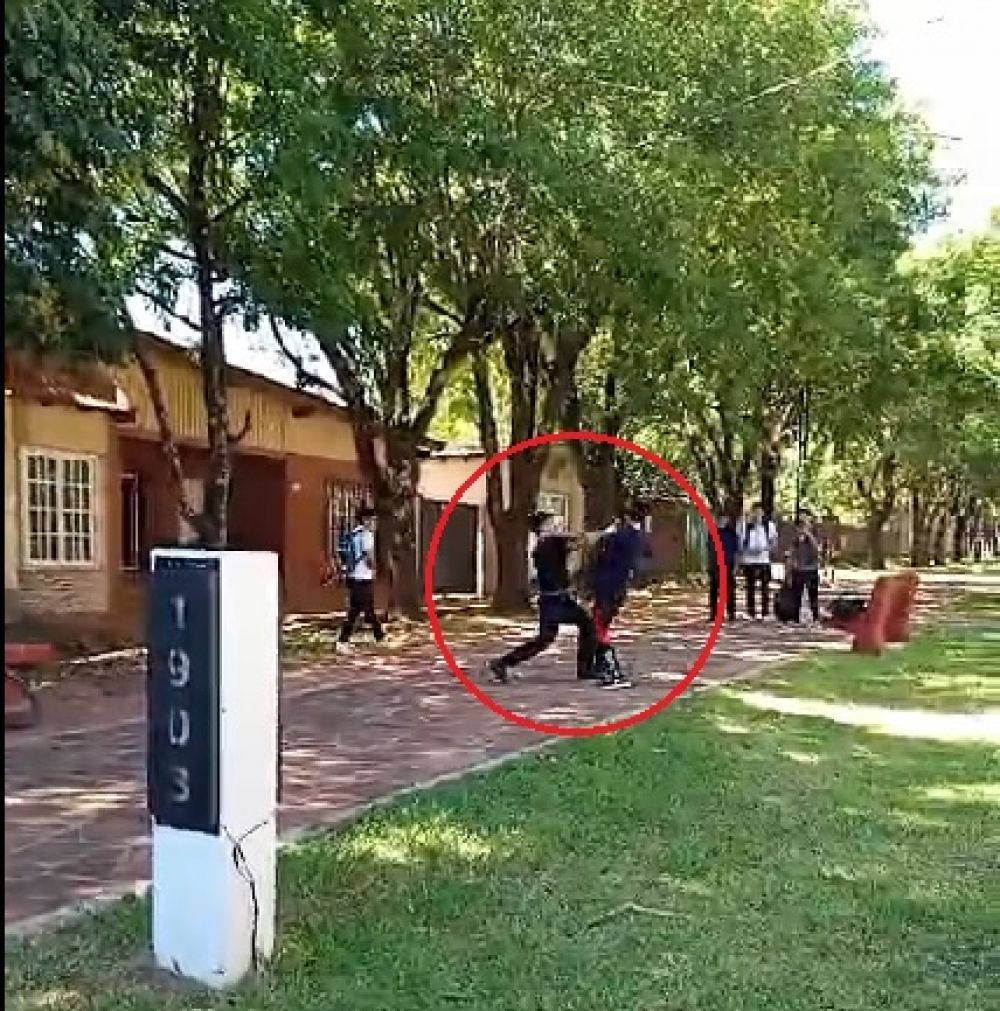 Un adolescente terminó herido tras feroz pelea afuera de una escuela