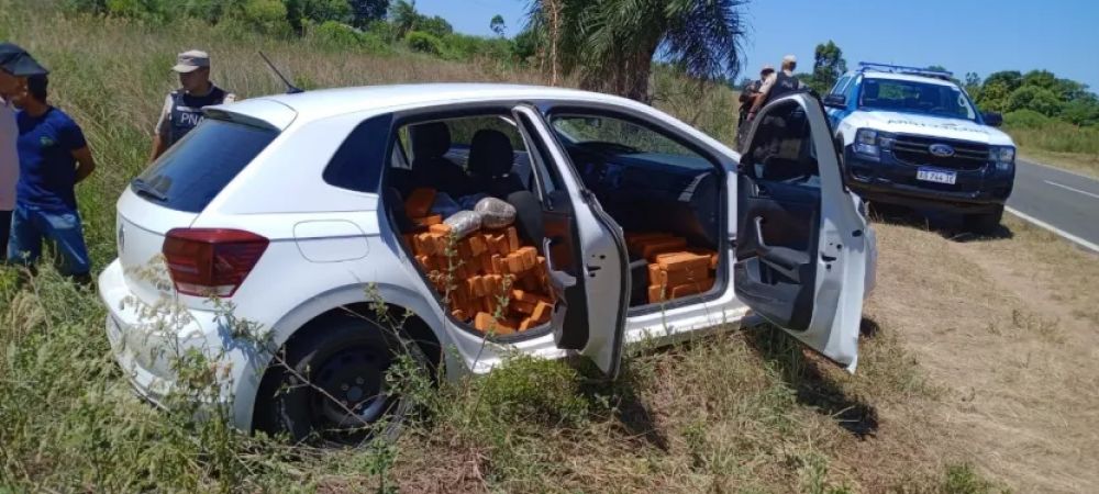 Incautaron un auto repleto de droga que intentó evadir un control policial