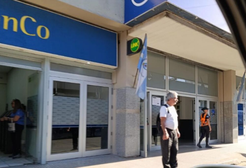 Aguinaldo: la Policía de Corrientes va a custodiar los bancos y cajeros