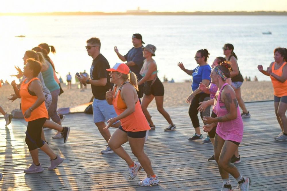 Fin de semana con deportes de playa, ferias y propuestas turísticas para toda la familia