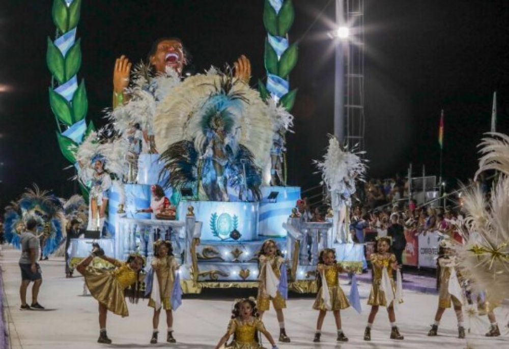 El Nolo Alías enciende sus luces y el Carnaval debuta a todo brillo