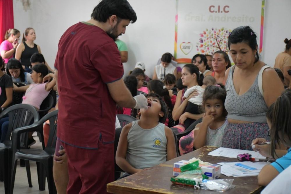La Municipalidad lanz贸 un operativo sanitario gratuito para completar certificados escolares en los barrios