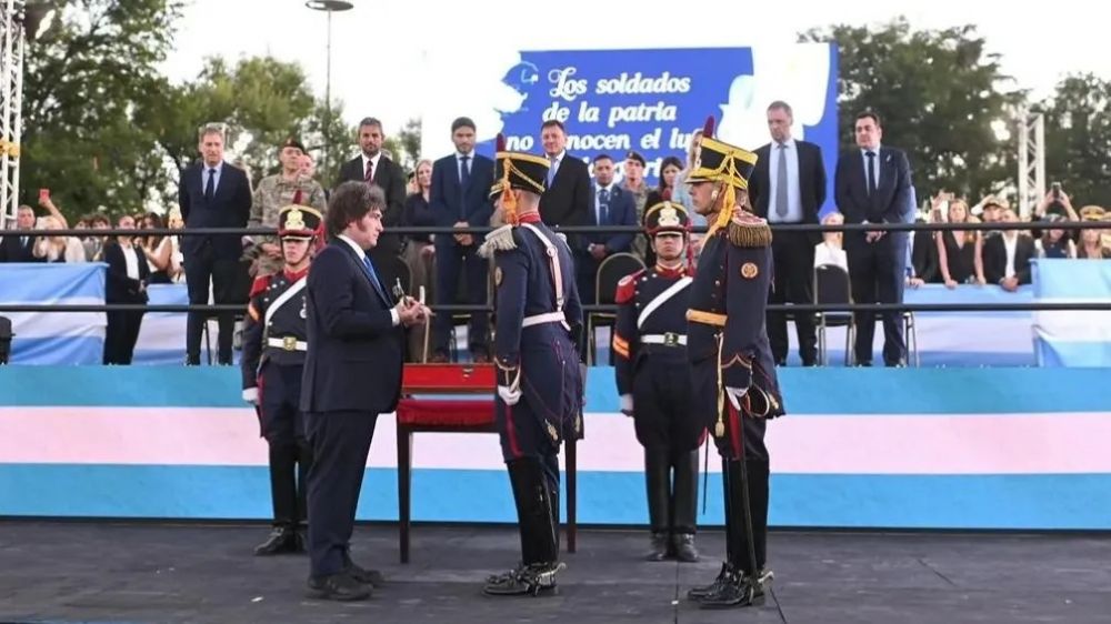 La espada del Libertador en manos de sus Granaderos