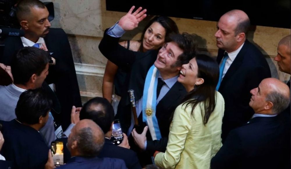 Encuesta: el 40% dice que no llega a fin de mes, pero Milei ganaría hoy un balotaje por amplio margen