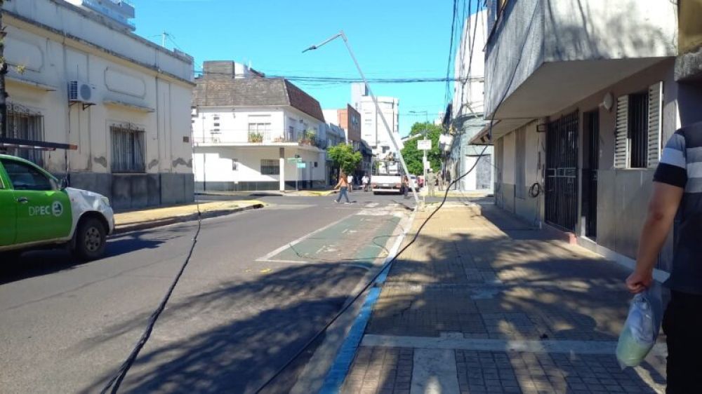 Microcentro: un camión destruyó el cableado y derribó un poste