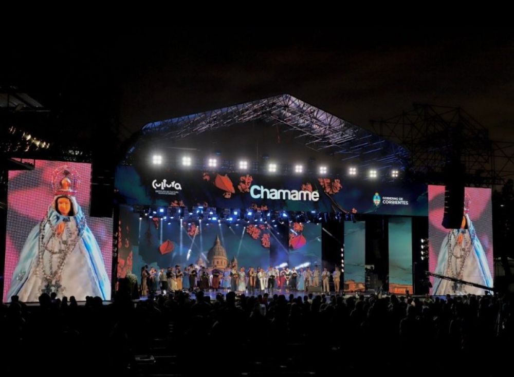 Multitudinaria concurrencia en el comienzo de la Fiesta Nacional del Chamamé