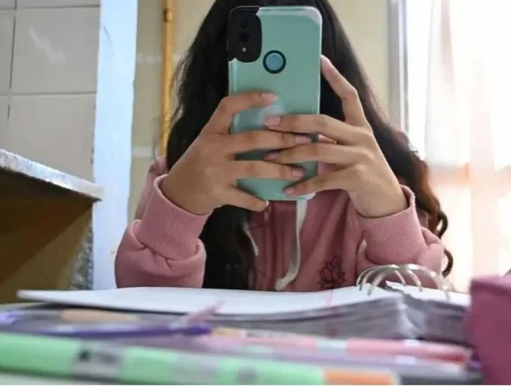 Impulsan  un proyecto de ley para regular el uso de los celulares en las escuelas