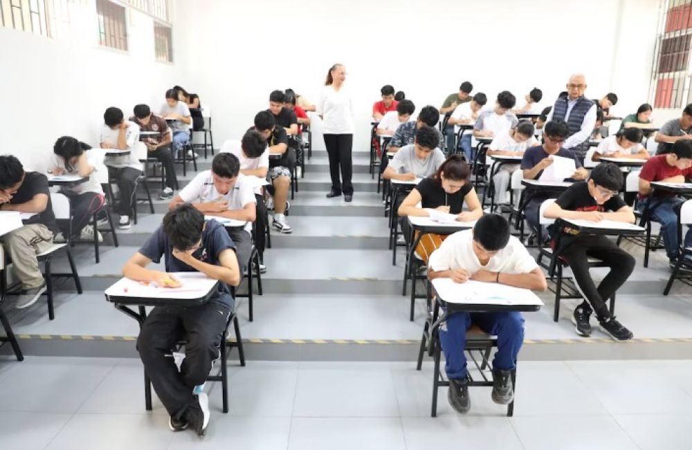 “Saquen una hoja”: por el uso de la IA, cada vez más docentes vuelven al examen escrito