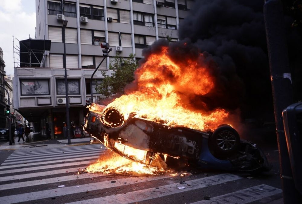 Destrozos e incidentes de los barras en la marcha por los jubilados