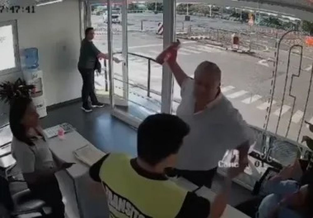 Un periodista atacó con un matafuego a inspectores