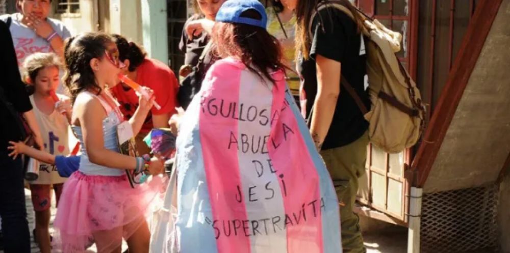 Prohíben tratamientos de cambios de género en menores