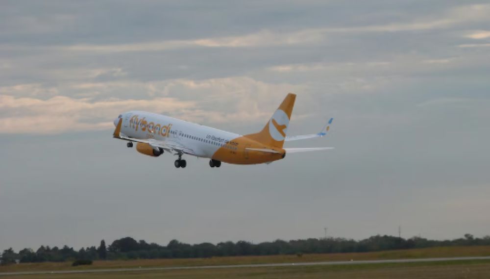 Flybondi reprogramó 71 vuelos para las Fiestas y afectó a miles de pasajeros