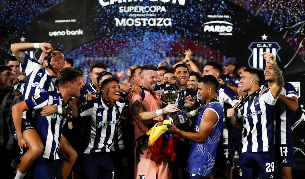 Duro golpe para River en Paraguay: Talleres le ganó por penales y se quedó con la Supercopa Internacional