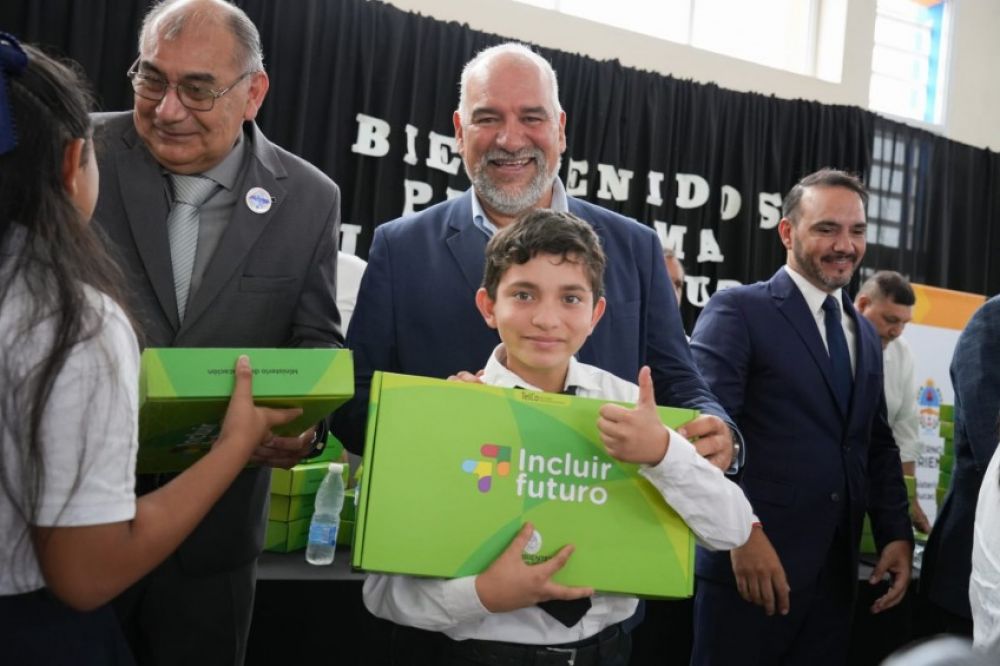 Polich acompañó al gobernador en la inauguración del nuevo edificio de la Escuela Hogar