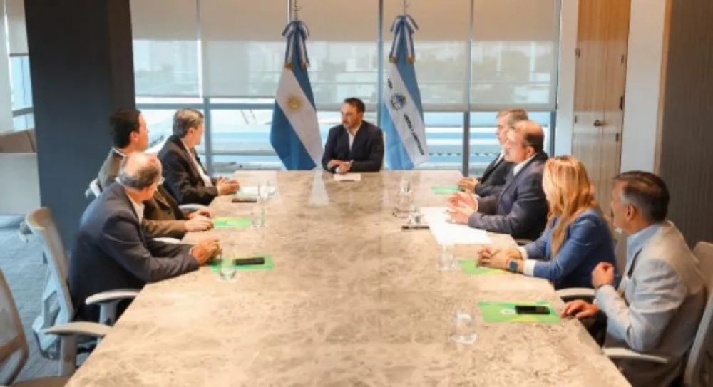 Valdés impulsa puertos y trenes con empresarios