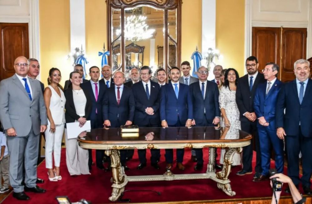 Valdés tomó juramento a los nuevos ministros de su gestión