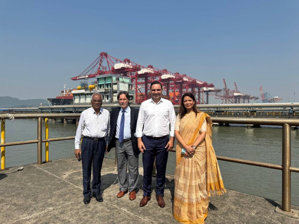 Valdés recorrió el puerto de JNPA en Mumbai