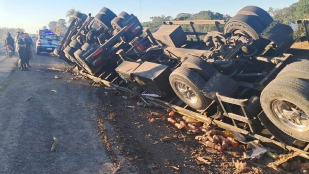 Vuelco de un camión en Ruta 12 y Maipú: el conductor resultó ileso
