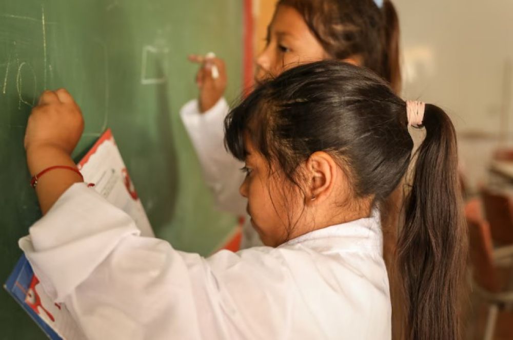 Un informe  muestra que mejoró la disponibilidad de datos escolares, pero persisten ausentismo y evaluaciones