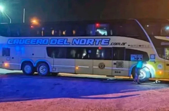 Secuestraron un colectivo por embargo judicial y los pasajeros quedaron varados