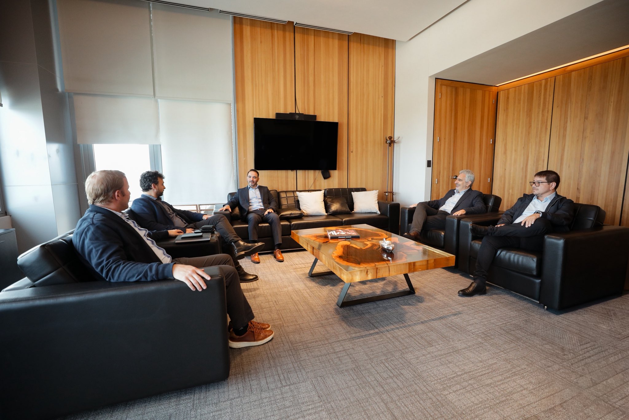  Valdés avanza en gestiones para potenciar la industria