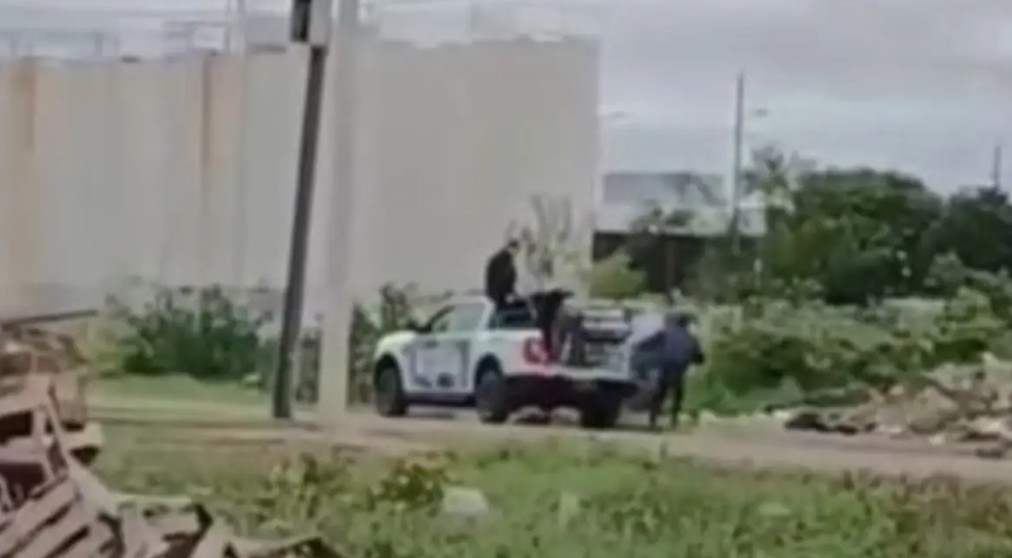 Sancionan a policías que tiraban basura desde un patrullero
