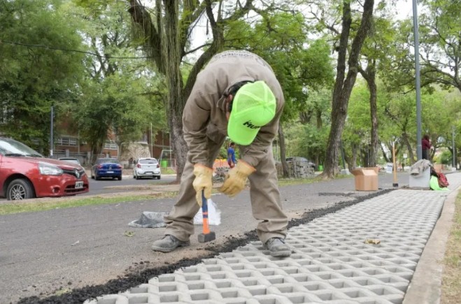 Avanzan las mejoras de iluminación y veredas en el parque Mitre