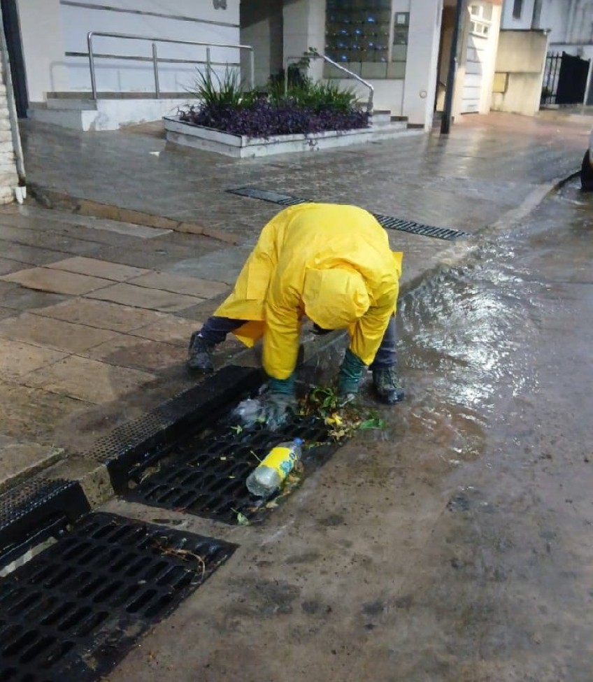 Cuadrillas municipales mantienen recorridas con limpieza de canales y sumideros