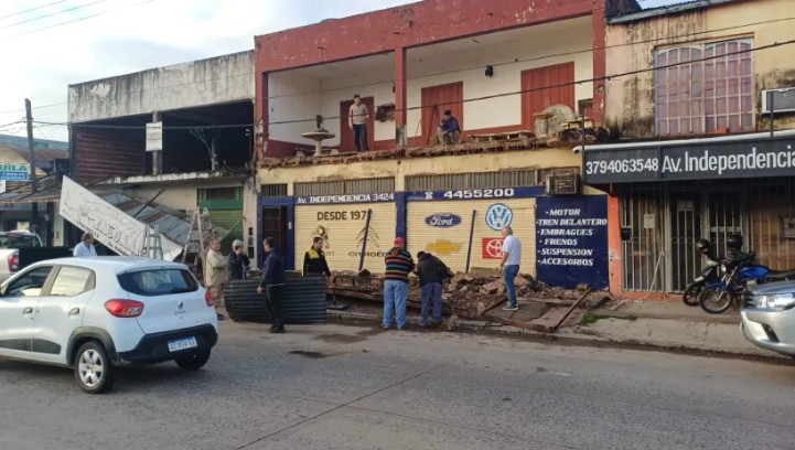 Se desplomó la estructura de un comercio sobre la vereda en plena avenida Independencia