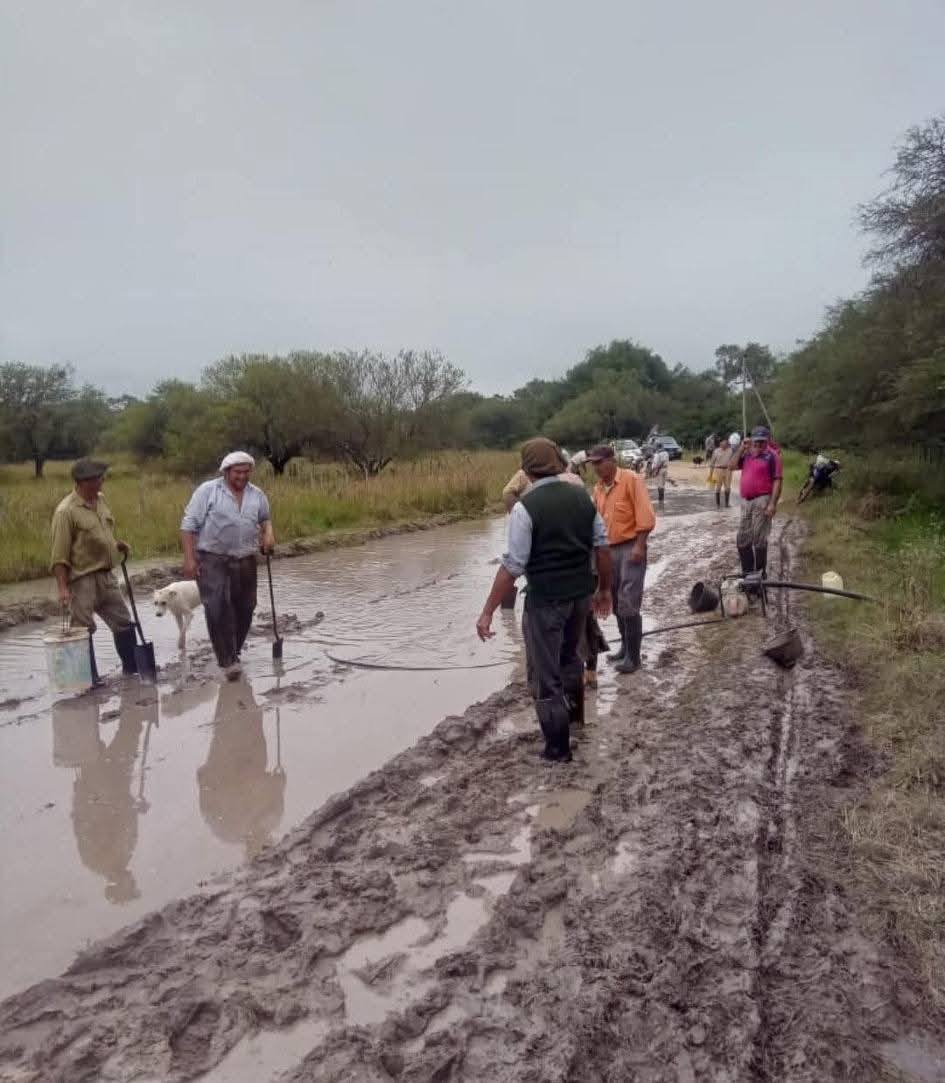 Pobladores arreglan un camino  para no seguir incomunicados
