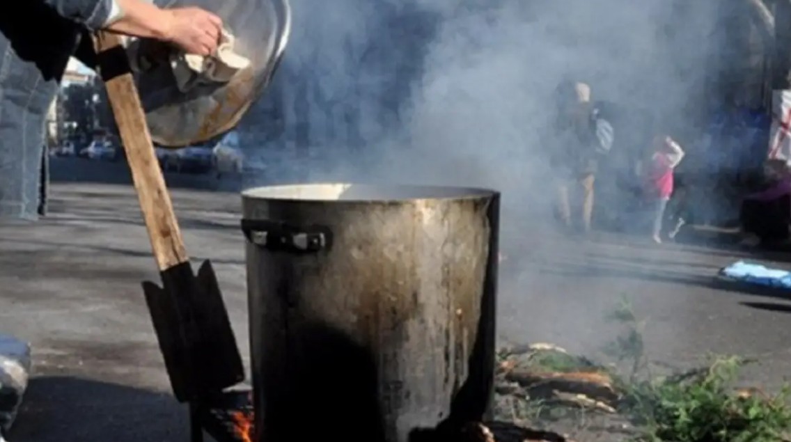 Barrios de Pie realizó un "desayuno simbólico" frente a la sede de La Libertad Avanza por la baja de programas sociales