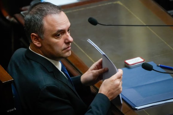 Manuel Adorni se cruzó con la oposición en el Congreso y desafió: “No voy a renunciar”