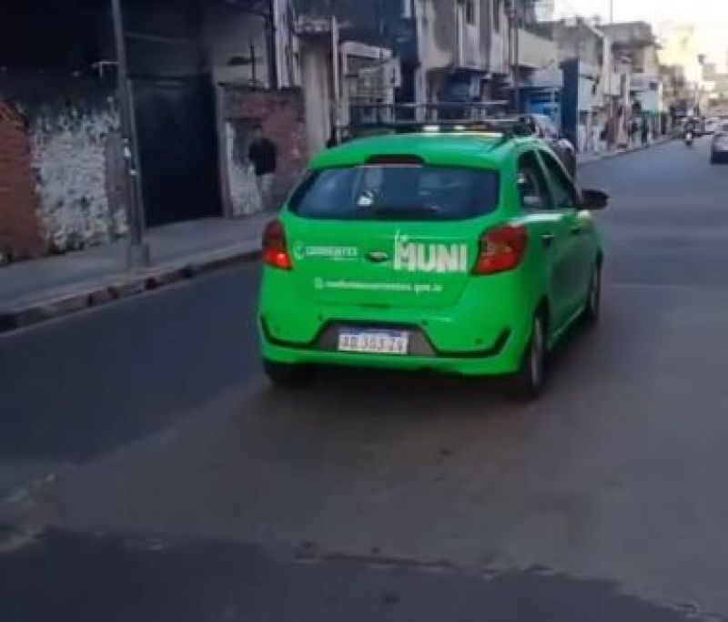 "El Avispon Verde", el móvil municipal que advierte infracciones de tránsito en Corrientes