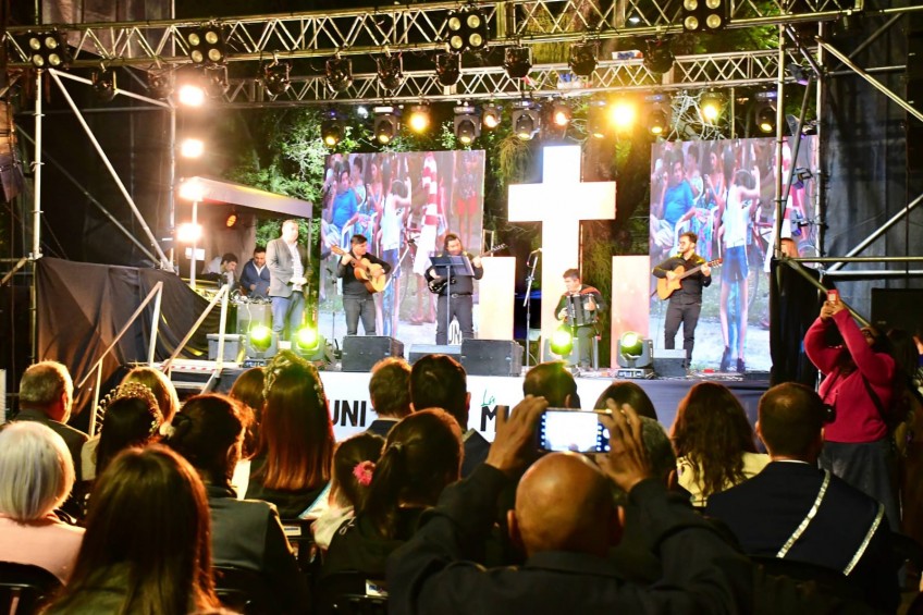 Mes de Corrientes: multitudinario festival musical coronó los festejos en plaza La Cruz