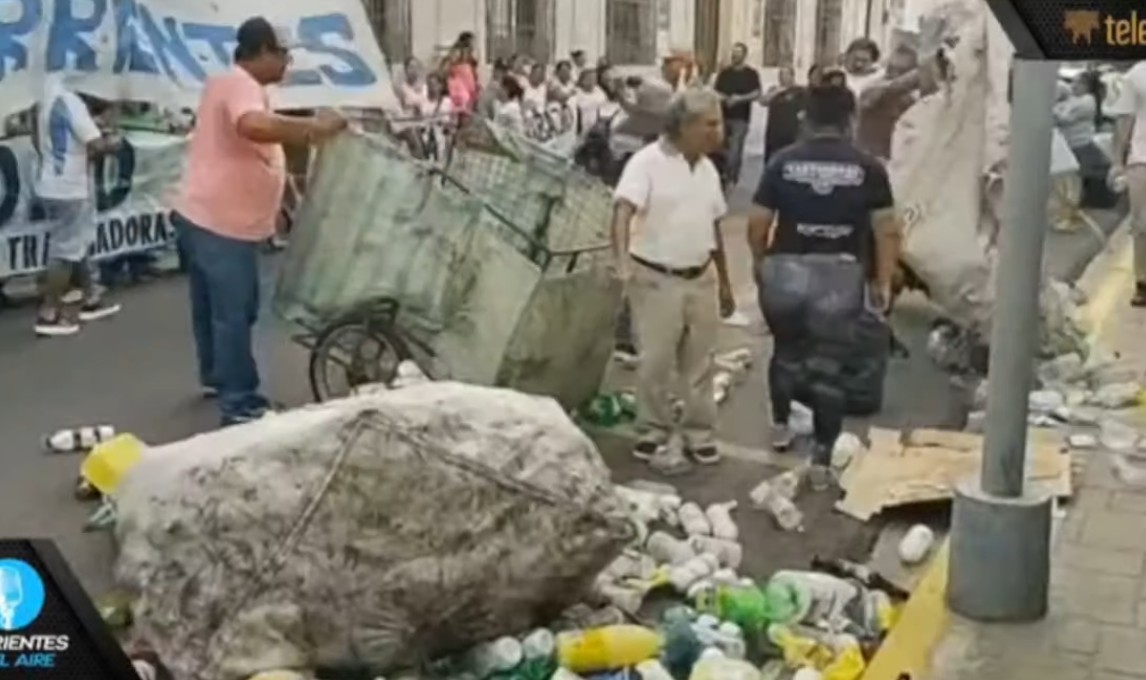  Organizaciones sociales arrojaron botellas de plástico en reclamo por convenios de reciclado