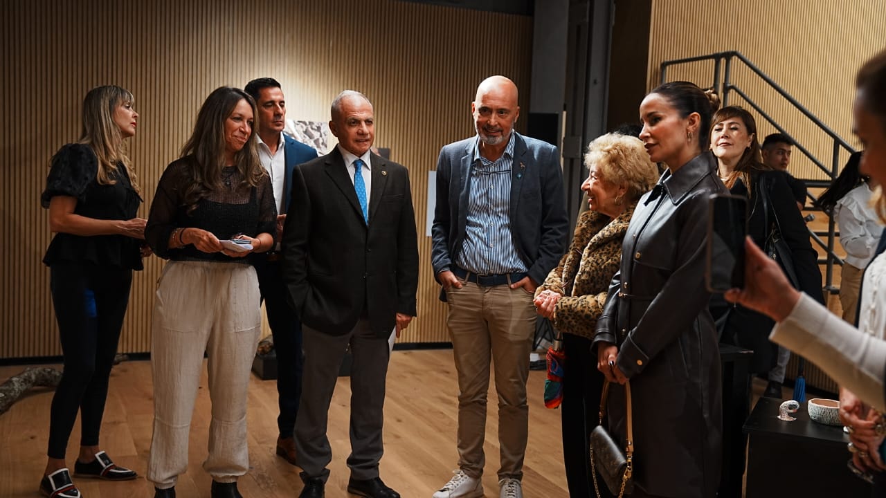 Con eje en la cerámica y el ambiente, quedó inaugurada la muestra “Hilando memorias”