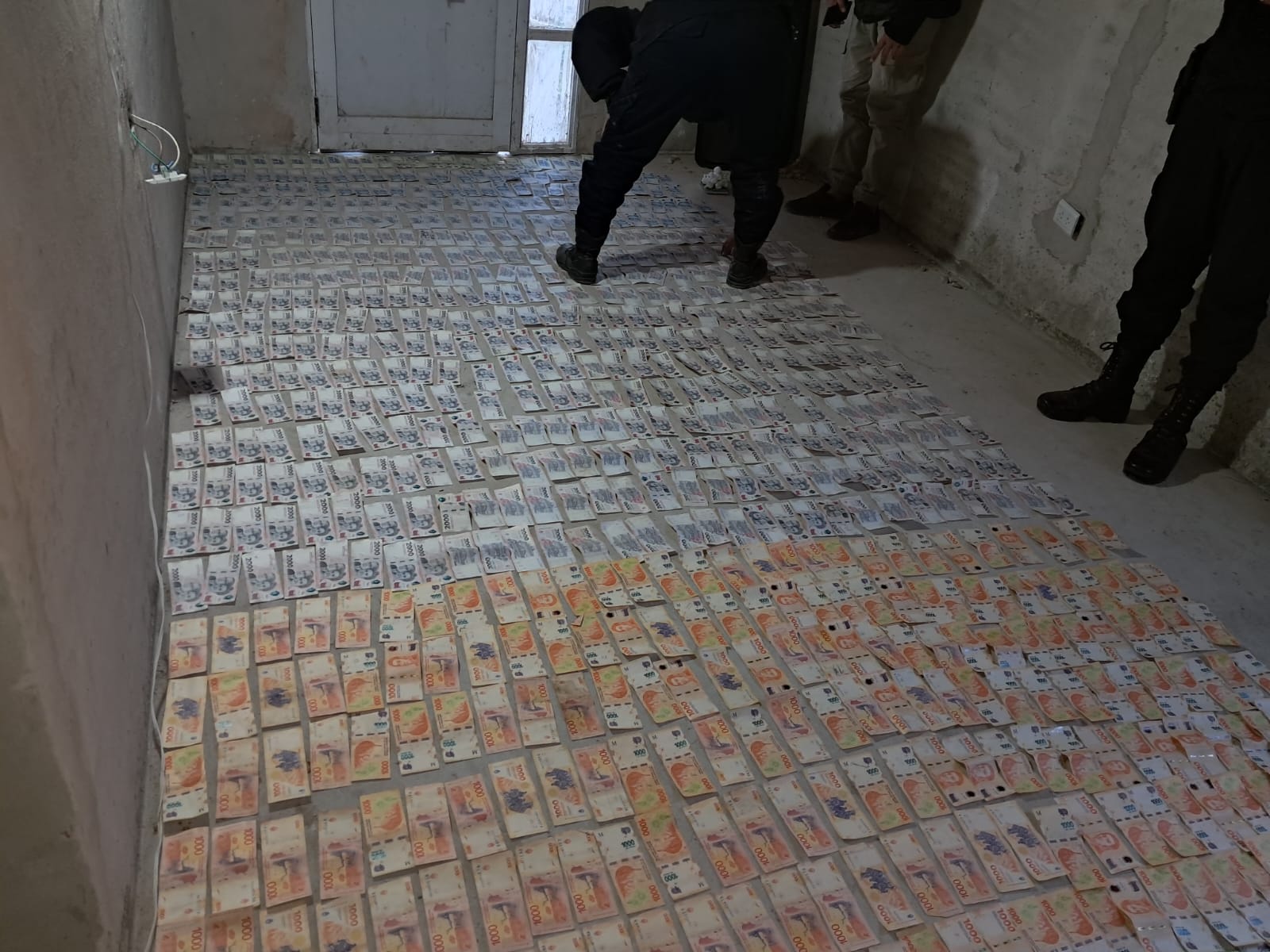 Importante operativo policial: secuestran dinero, motocicletas y drogas
