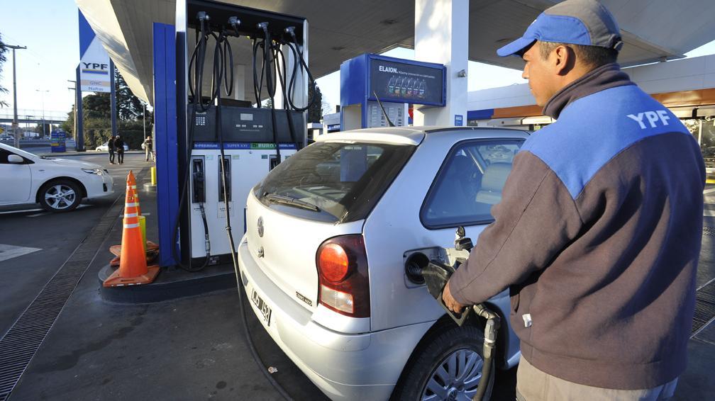 YPF aumentó 1% los combustibles y sostendrá el precio por 45 días