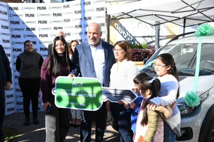 Natalia recibió el auto 0 km del sorteo para contribuyentes cumplidores