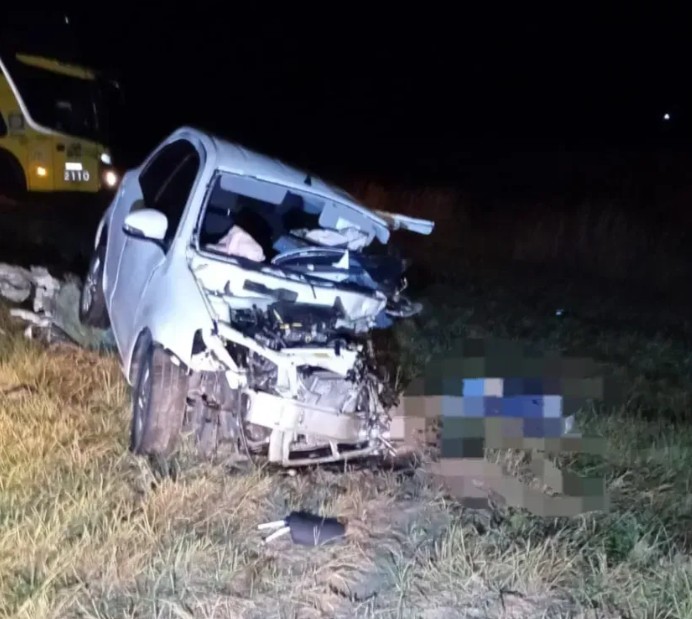 Un muerto tras el choque frontal entre un auto y camión